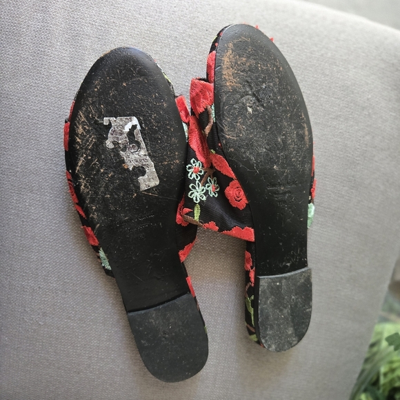 Charles David Women's Floral Embroidered Slides - Black and Red ~size 11 - Picture 4 of 4
